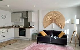 Modern Apartment In Central Quiet York With Free Parking - Contemporary New Building